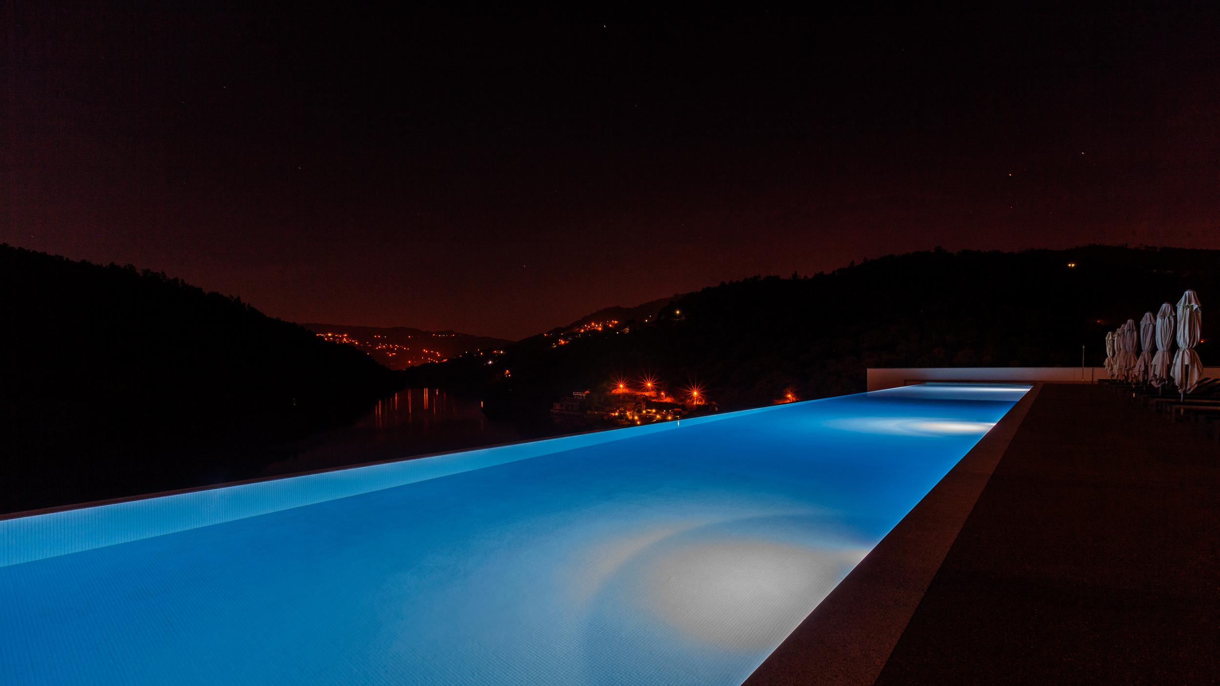 Douro Royal Valley Hotel & Spa Ribadouro Exteriér fotografie Infinity pool at night
