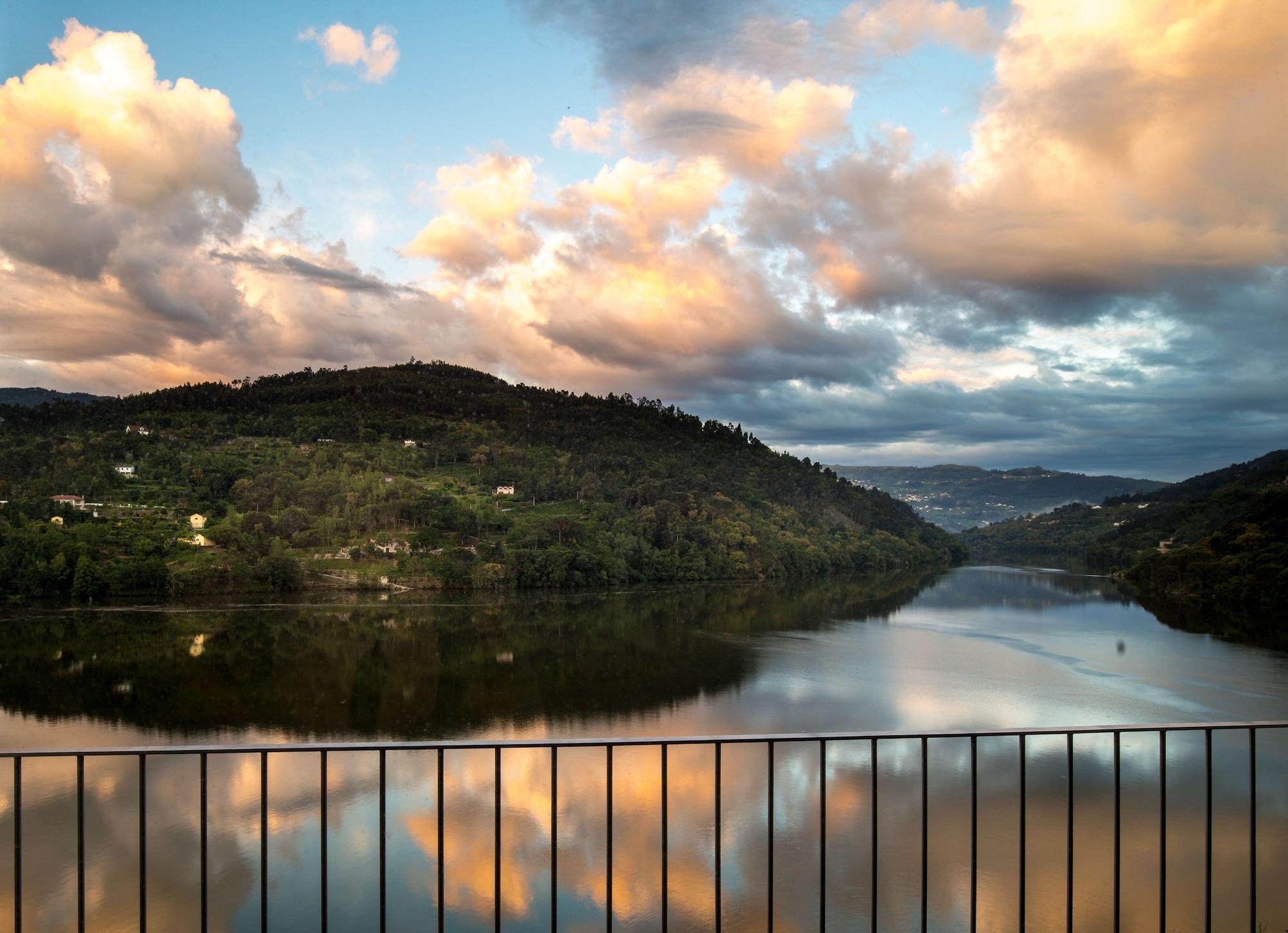 Douro Royal Valley Hotel & Spa Ribadouro Exteriér fotografie View of the river at the dam
