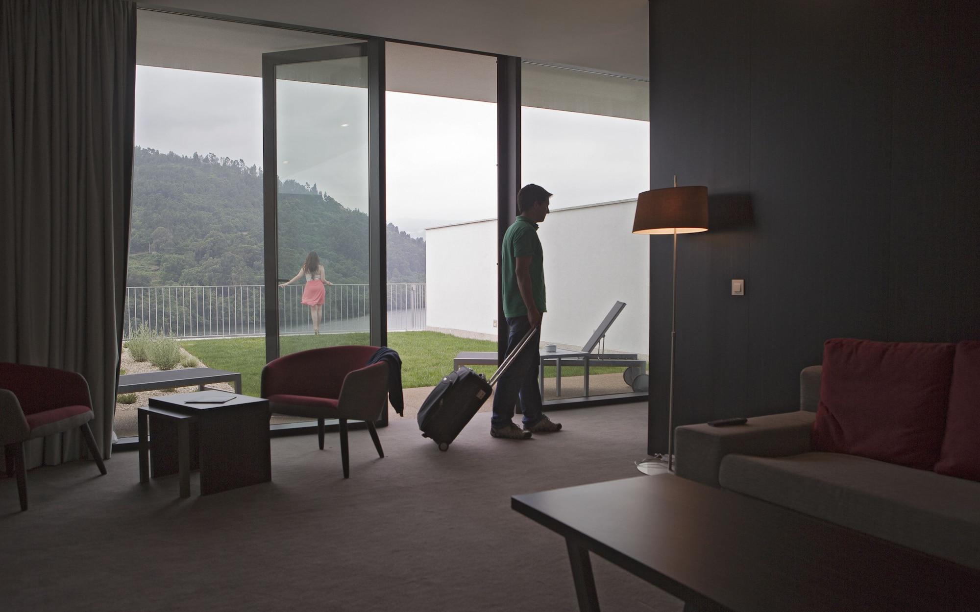 Douro Royal Valley Hotel & Spa Ribadouro Exteriér fotografie A guest checking into a hotel