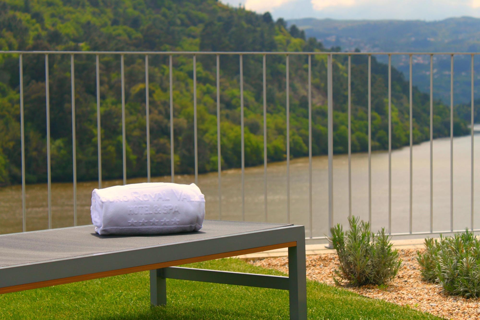 Douro Royal Valley Hotel & Spa Ribadouro Exteriér fotografie A rolled towel